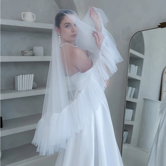 Ruffle Fingertip Ivory Tulle Veil - Picture 5 of 5